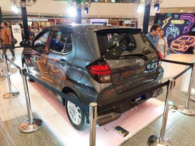 QUEZON CITY, PH - 15 Temmuz - 15 Temmuz 2023 'te Filipinler' in Quezon şehrinde yeni Toyota wigo. Toyota, Japonya 'nın Aichi kentindeki dünyanın en büyük otomobil üreticilerinden biridir..