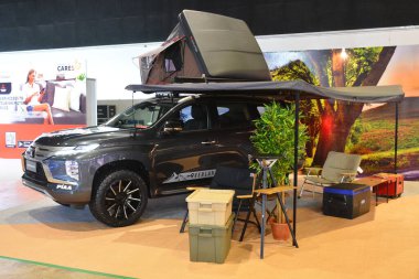 Pasay, PH - 12 AUG Mitsubishi montero sporu Mitsubishi Motors 60. yıldönümü 12 Ağustos 2023, Pasay, Filipinler. Mitsubishi Tokyo, Japonya 'da bir Japon otomobil üreticisi..