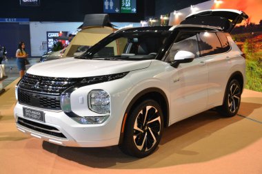 Pasay, PH - 12 AUG Mitsubishi Outlander phev Mitsubishi Motor 'un 60. yıldönümü 12 Ağustos 2023, Pasay, Filipinler. Mitsubishi Tokyo, Japonya 'da bir Japon otomobil üreticisi..