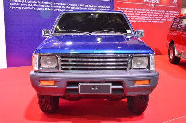 Pasay, PH - 12 AUG Mitsubishi L200 Mitsubishi Motors 60. yıldönümü 12 Ağustos 2023, Pasay, Filipinler. Mitsubishi Tokyo, Japonya 'da bir Japon otomobil üreticisi..