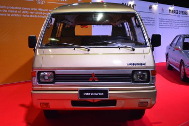 Pasay, PH - 12 AUG - Mitsubishi L300 versa minibüsü Mitsubishi Motor 'un 60. yıldönümünde 12 Ağustos 2023, Pasay, Filipinler. Mitsubishi Tokyo, Japonya 'da bir Japon otomobil üreticisi..
