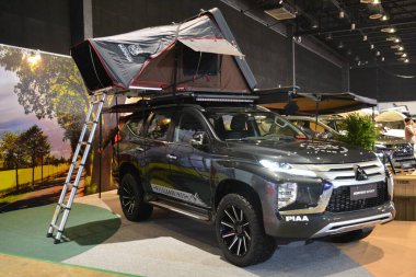 Pasay, PH - 12 AUG Mitsubishi montero sporu Mitsubishi Motors 60. yıldönümü 12 Ağustos 2023, Pasay, Filipinler. Mitsubishi Tokyo, Japonya 'da bir Japon otomobil üreticisi..