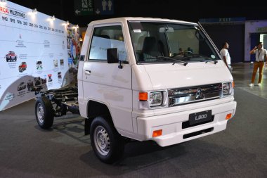 Pasay, PH - 12 AUG - Mitsubishi l300 çıplak şasi Mitsubishi Motors 60. yıldönümü 12 Ağustos 2023, Pasay, Filipinler. Mitsubishi Tokyo, Japonya 'da bir Japon otomobil üreticisi..