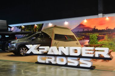 Pasay, PH - 12 AUG - Mitsubishi xpander çapraz işareti Mitsubishi Motors 60. yıldönümü 12 Ağustos 2023, Pasay, Filipinler. Mitsubishi Tokyo, Japonya 'da bir Japon otomobil üreticisi..