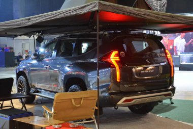 Pasay, PH - 12 AUG Mitsubishi montero sporu Mitsubishi Motors 60. yıldönümü 12 Ağustos 2023, Pasay, Filipinler. Mitsubishi Tokyo, Japonya 'da bir Japon otomobil üreticisi..
