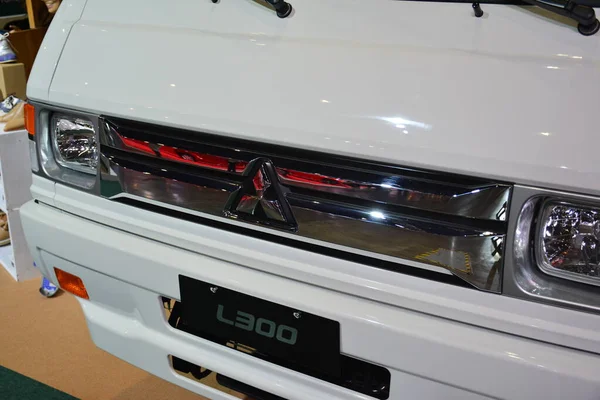 Pasay, PH - 12 AUG - Mitsubishi l300 fb Mitsubishi Motors 60. yıldönümü 12 Ağustos 2023, Pasay, Filipinler. Mitsubishi Tokyo, Japonya 'da bir Japon otomobil üreticisi..