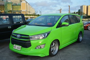 PARANAQUE, PH - 5 AUG - Toyota innova at hoon fest car meet on August 5, 2023, Paranaque, Filipinler. Hoon Fest, Filipinler 'de düzenlenen bir pazar sonrası araba yarışması..