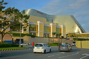 PARANAQUE, PH - 5 AUG Okada Manila Otel cephesi 5 Ağustos 2023, Paranaque, Filipinler. Okada Manila, Filipinler 'de bir kumarhane ve otel kompleksi..