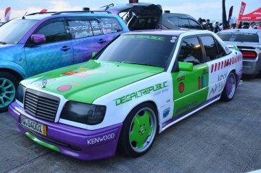 PARANAQUE, PH - 5 AUG Mercedes Benz arabası 5 Ağustos 2023 'te Paranaque, Filipinler' de buluştu. Hoon Fest, Filipinler 'de düzenlenen bir pazar sonrası araba yarışması..