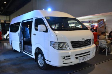 Pasay, PH - 8 Temmuz - Filipin Ticari Araç Fuarı 'nda Chery transcom minibüsü 8 Temmuz 2023 tarihinde Pasay, Filipinler' de. Filipin Ticari Araç Fuarı, Filipinler 'de düzenlenen yıllık otobüs ve kamyon fuarıdır..