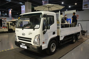 Pasay, PH - 8 Temmuz - Filipinler 'de 8 Temmuz 2023 tarihinde Filipin Ticari Araç Fuarı' nda Hyundai Hd45 gt Flatbed truck. Filipin Ticari Araç Fuarı, Filipinler 'de düzenlenen yıllık otobüs ve kamyon fuarıdır..