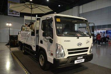 Pasay, PH - 8 Temmuz - Filipinler 'de 8 Temmuz 2023 tarihinde Filipin Ticari Araç Fuarı' nda Hyundai Hd45 gt Flatbed truck. Filipin Ticari Araç Fuarı, Filipinler 'de düzenlenen yıllık otobüs ve kamyon fuarıdır..