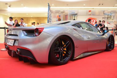 QUEZON CITY, PH - 19 AUG - Ferrari 488 Spider 19 Ağustos 2023 tarihinde Quezon City, Filipinler 'de çarpışan araba fuarına. Tampon tampona, Filipinler 'de ülke çapında düzenlenen bir otomobil fuarı..