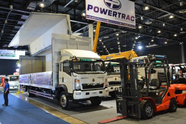 Pasay, PH - 19 AUG Sinotruk kanat minibüsü 19 Ağustos 2023 tarihinde Pasay, Filipinler 'de görüldü. Ulaştırma ve Lojistik Filipinler 'de yıllık bir kamyon fuarıdır..