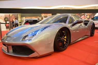 QUEZON CITY, PH - 19 AUG - Ferrari 488 Spider 19 Ağustos 2023 tarihinde Quezon City, Filipinler 'de çarpışan araba fuarına. Tampon tampona, Filipinler 'de ülke çapında düzenlenen bir otomobil fuarı..