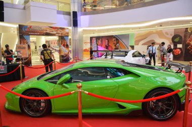 19 Ağustos 2023 'te, Quezon City, Filipinler' de Lamborghini Huracan tampondan çarpışan araba fuarına. Tampon tampona, Filipinler 'de ülke çapında düzenlenen bir otomobil fuarı..