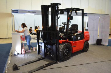 Pasay, PH - 19 AUG Hangcha Forklift 19 Ağustos 2023 tarihinde Pasay, Filipinler 'de. Ulaştırma ve Lojistik Filipinler 'de yıllık bir kamyon fuarıdır..