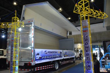 Pasay, PH - 19 AUG Sinotruk kanat minibüsü 19 Ağustos 2023 tarihinde Pasay, Filipinler 'de görüldü. Ulaştırma ve Lojistik Filipinler 'de yıllık bir kamyon fuarıdır..