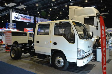 Pasay, PH - 19 AUG - Isuzu çıplak şasi kamyonu 19 Ağustos 2023 tarihinde Pasay, Filipinler 'de. Ulaştırma ve Lojistik Filipinler 'de yıllık bir kamyon fuarıdır..