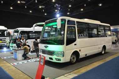 Pasay, PH - 19 AUG 19 - 19 Ağustos 2023 'te Pasay, Filipinler' de Ulaştırma ve Lojistik 'teki Forland m6 modern jeepney gösterimi. Ulaştırma ve Lojistik Filipinler 'de yıllık bir kamyon fuarıdır..