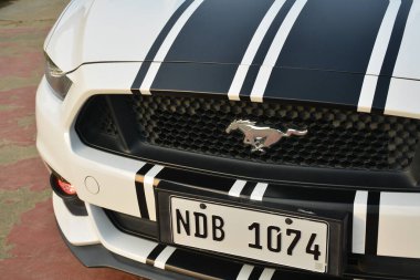 MARIKINA, PH - SEPT 30 - Ford Mustang at Beast of the East car and motor show 30 Eylül 2023, Marikina, Filipinler. Beast of the East, Filipinler 'de düzenlenen bir otomobil ve motor fuarıdır..