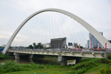 QUEZON CITY, PH - SEPT 24 - Parklinks köprü tasarımı 24 Eylül 2023 tarihinde Quezon City, Filipinler 'de. Parklinks, Filipinler 'de bulunan bir karma kullanım alanı geliştirmesidir..