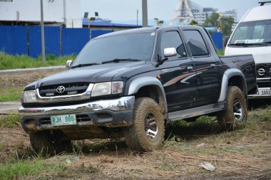 QUEZON CITY, PH - SEPT 24 - Toyota hilux, 24 Eylül 2023 tarihinde Quezon City, Filipinler 'de 4X4 Expo' da. 4X4 Expo, Filipinler 'de düzenlenen bir off-road araç etkinliğidir..