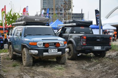 QUEZON CITY, PH - SEPT 24 - Toyota fj kruvazörü 24 Eylül 2023 tarihinde Quezon City, Filipinler 'de 4X4 Expo' da. 4X4 Expo, Filipinler 'de düzenlenen bir off-road araç etkinliğidir..