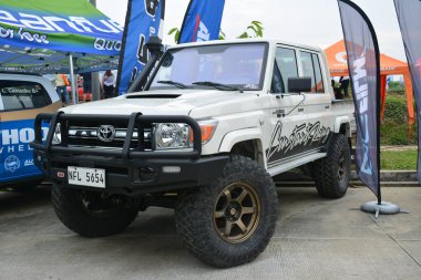 QUEZON CITY, PH - SEPT 24 - Toyota kara kruvazörü 24 Eylül 2023 tarihinde Quezon City, Filipinler 'de 4X4 Expo' da. 4X4 Expo, Filipinler 'de düzenlenen bir off-road araç etkinliğidir..