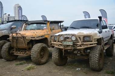 QUEZON CITY, PH - SEPT 24 - Toyota hilux, Quezon City, Filipinler 'de 24 Eylül 2023 tarihinde 4X4 Expo' dan toplandı. 4X4 Expo, Filipinler 'de düzenlenen bir off-road araç etkinliğidir..