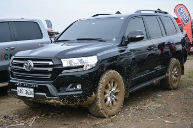 QUEZON CITY, PH - SEPT 24 - Toyota kara kruvazörü 24 Eylül 2023 tarihinde Quezon City, Filipinler 'de 4X4 Expo' da. 4X4 Expo, Filipinler 'de düzenlenen bir off-road araç etkinliğidir..