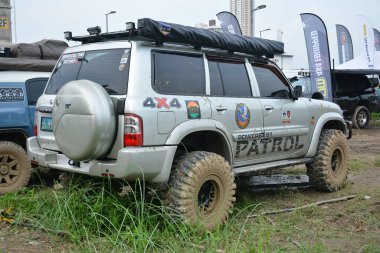 QUEZON CITY, PH - 24 Eylül 2023 tarihinde Filipinler 'in Quezon şehrinde Nissan devriyesi. 4X4 Expo, Filipinler 'de düzenlenen bir off-road araç etkinliğidir..