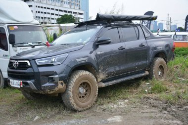QUEZON CITY, PH - SEPT 24 - Toyota hilux, Quezon City, Filipinler 'de 24 Eylül 2023 tarihinde 4X4 Expo' dan toplandı. 4X4 Expo, Filipinler 'de düzenlenen bir off-road araç etkinliğidir..