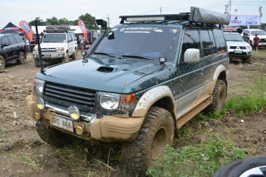QUEZON CITY, PH - SEPT 24 - Mitsubishi pajero, 4X4 Expo, 24 Eylül 2023, Quezon City, Filipinler. 4X4 Expo, Filipinler 'de düzenlenen bir off-road araç etkinliğidir..