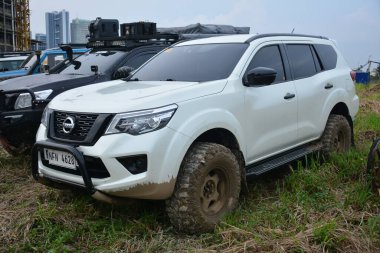 QUEZON CITY, PH - SEPT 24 - Nissan Terra 4X4 Expo 'da 24 Eylül 2023 tarihinde Quezon City, Filipinler' de. 4X4 Expo, Filipinler 'de düzenlenen bir off-road araç etkinliğidir..