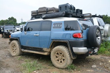 QUEZON CITY, PH - SEPT 24 - Toyota fj kruvazörü 24 Eylül 2023 tarihinde Quezon City, Filipinler 'de 4X4 Expo' da. 4X4 Expo, Filipinler 'de düzenlenen bir off-road araç etkinliğidir..