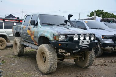 QUEZON CITY, PH - SEPT 24 - Toyota hilux, 24 Eylül 2023 tarihinde Quezon City, Filipinler 'de 4X4 Expo' da. 4X4 Expo, Filipinler 'de düzenlenen bir off-road araç etkinliğidir..