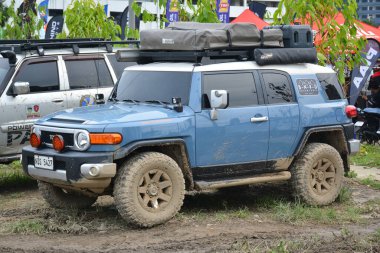 QUEZON CITY, PH - SEPT 24 - Toyota fj kruvazörü 24 Eylül 2023 tarihinde Quezon City, Filipinler 'de 4X4 Expo' da. 4X4 Expo, Filipinler 'de düzenlenen bir off-road araç etkinliğidir..
