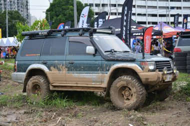 QUEZON CITY, PH - SEPT 24 - Mitsubishi pajero, 4X4 Expo, 24 Eylül 2023, Quezon City, Filipinler. 4X4 Expo, Filipinler 'de düzenlenen bir off-road araç etkinliğidir..