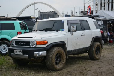 QUEZON CITY, PH - SEPT 24 - Toyota fj kruvazörü 24 Eylül 2023 tarihinde Quezon City, Filipinler 'de 4X4 Expo' da. 4X4 Expo, Filipinler 'de düzenlenen bir off-road araç etkinliğidir..