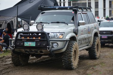 QUEZON CITY, PH - 24 Eylül 2023 tarihinde Filipinler 'in Quezon şehrinde Nissan devriyesi. 4X4 Expo, Filipinler 'de düzenlenen bir off-road araç etkinliğidir..
