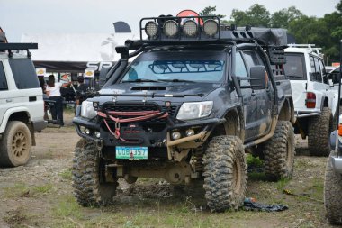 QUEZON CITY, PH - SEPT 24 - Toyota hilux, 24 Eylül 2023 tarihinde Quezon City, Filipinler 'de 4X4 Expo' da. 4X4 Expo, Filipinler 'de düzenlenen bir off-road araç etkinliğidir..