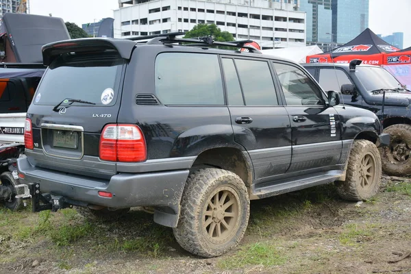 QUEZON CITY, PH - SEPT 24 - Lexus lx 470, 4X4 Expo, 24 Eylül 2023, Quezon City, Filipinler. 4X4 Expo, Filipinler 'de düzenlenen bir off-road araç etkinliğidir..