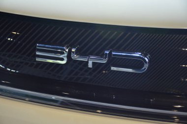 Pasay, PH-OCT 21-Byd amblemi 21 Ekim 2023 'te Pasay, Filipinler' de yapılan elektrikli araç zirvesinde. Phil elektrikli araç zirvesi, Filipinler 'de her yıl düzenlenen bir otomobil fuarıdır..