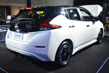 Pasay, PH-OCT 21 - Nissan yaprağı 21 Ekim 2023 'te Filipinler, Pasay' da Phil elektrikli araç zirvesinde. Phil elektrikli araç zirvesi, Filipinler 'de her yıl düzenlenen bir otomobil fuarıdır..