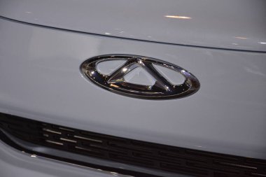 Pasay, PH-OCT 21 - 21 Ekim 2023 'te Filipinler, Pasay' da yapılan elektrikli araç zirvesinde Chery amblemi. Phil elektrikli araç zirvesi, Filipinler 'de her yıl düzenlenen bir otomobil fuarıdır..