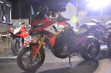 PAsay, PH - SEPT 16 - Ducati multistrada v4 16 Eylül 2023 tarihinde Pasay, Filipinler 'de sergilendi. Performans ve yaşam tarzı fuarı, Filipinler 'de düzenlenen yıllık ulaşım etkinliğidir..