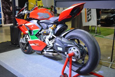 PAsay, PH - SEPT 16 - Ducati Corse v2 performans ve yaşam tarzı fuarında 16 Eylül 2023 tarihinde Pasay, Filipinler 'de. Performans ve yaşam tarzı fuarı, Filipinler 'de düzenlenen yıllık ulaşım etkinliğidir..