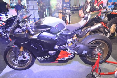 PAsay, PH - SEPT 16 - Ducati Corse v2 performans ve yaşam tarzı fuarında 16 Eylül 2023 tarihinde Pasay, Filipinler 'de. Performans ve yaşam tarzı fuarı, Filipinler 'de düzenlenen yıllık ulaşım etkinliğidir..