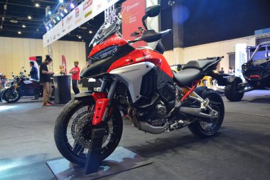 PAsay, PH - SEPT 16 - Ducati multistrada v4 'ler 16 Eylül 2023 tarihinde Pasay, Filipinler' de sergilendi. Performans ve yaşam tarzı fuarı, Filipinler 'de düzenlenen yıllık ulaşım etkinliğidir..